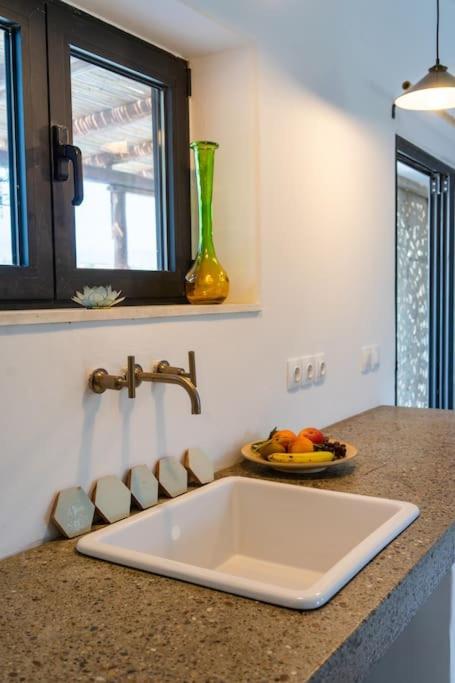 Villa Louloudia Stylish Luxury Villa With Private Pool ピツイディア エクステリア 写真